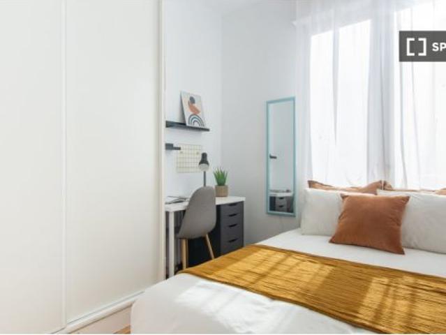 Se alquila habitación en piso de 7 habitaciones en Lavapiés