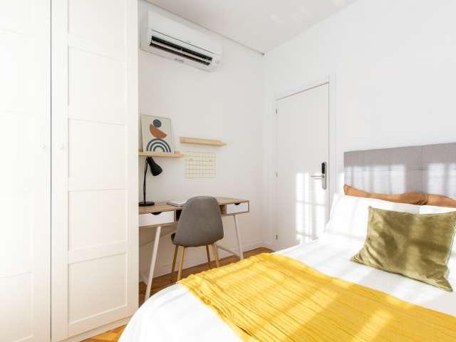 Habitación en un piso compartido, Embajadores