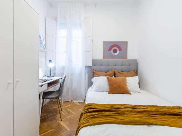 Se alquila habitación en piso de 7 habitaciones en Lavapiés, Madrid