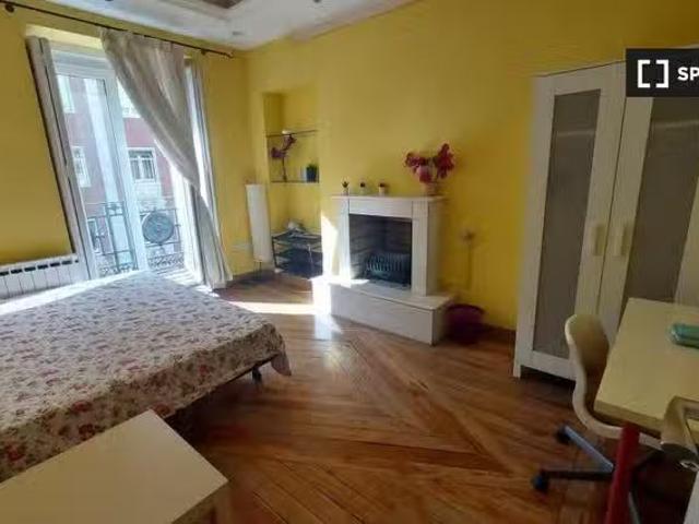 Se alquila habitación en piso de 7 habitaciones en Malasaña