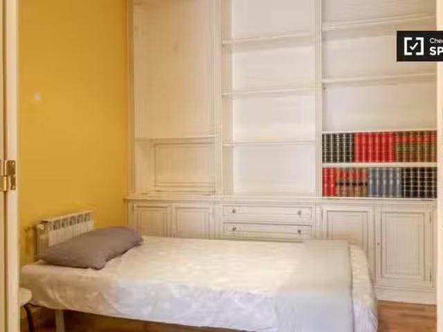 Se alquila habitación en piso de 7 habitaciones en Malasaña