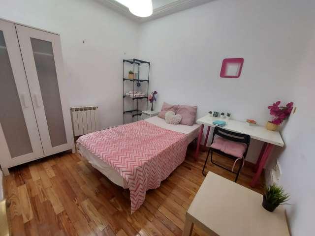 Se alquila habitación en piso de 7 habitaciones en Malasaña