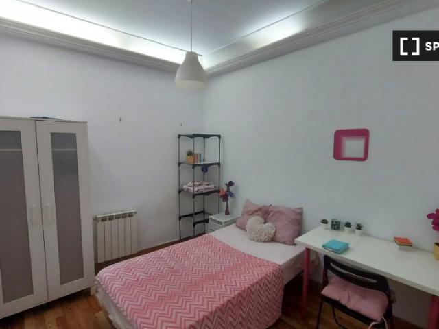 Se alquila habitación en piso de 7 habitaciones en Malasaña