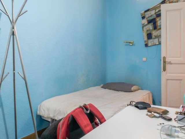 Se alquila habitación en piso de 7 habitaciones en Malasaña