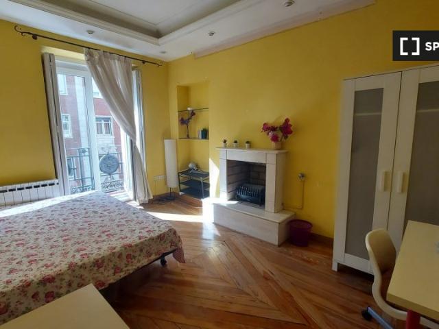 Se alquila habitación en piso de 7 habitaciones en Malasaña