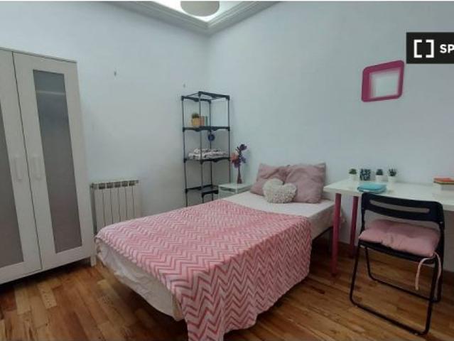 Se alquila habitación en piso de 7 habitaciones en Malasaña