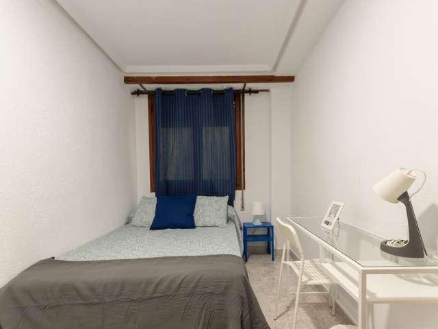Se alquila habitación en piso de 7 habitaciones en Mestalla, Valencia