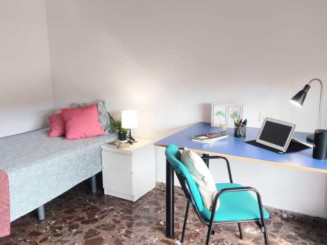 Se alquila habitación en piso de 7 habitaciones en Paterna, Valencia