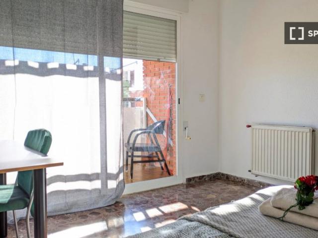 Se alquila habitación en piso de 7 habitaciones en Paterna, Valencia