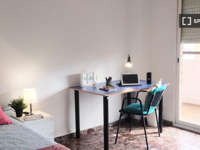 Se alquila habitación en piso de 7 habitaciones en Paterna, Valencia
