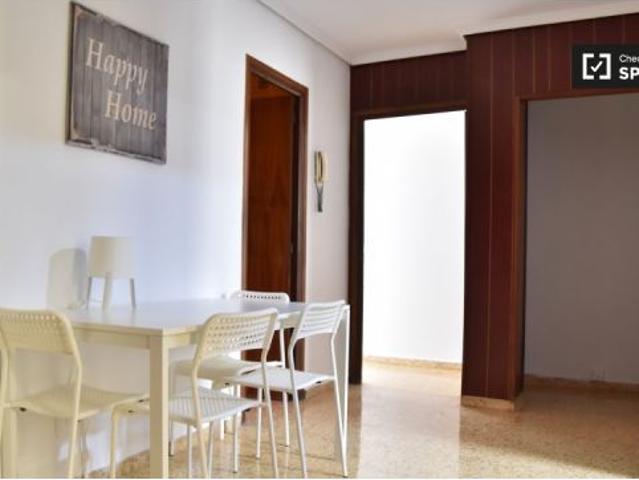 Se alquila habitación en piso de 8 dormitorios en L' Amistat, Valencia