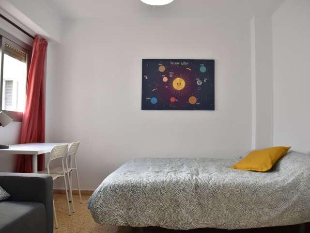 Se alquila habitación en piso de 8 dormitorios en L'Amistat, Valencia