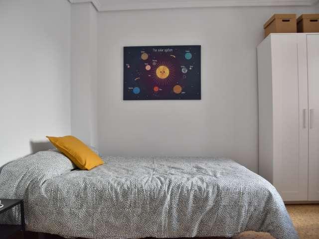Se alquila habitación en piso de 8 dormitorios en L'Amistat, Valencia