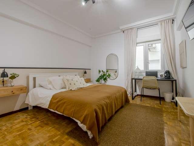Se alquila habitación en piso de 8 habitaciones en Tetuán, Madrid