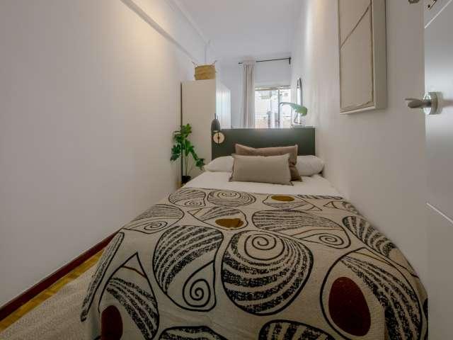 Se alquila habitación en piso de 8 habitaciones en Tetuán, Madrid