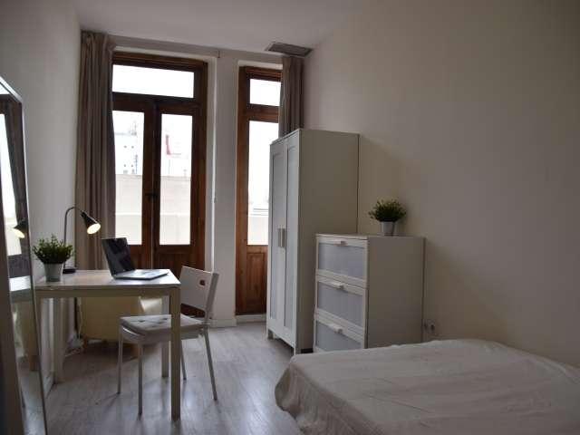 Se alquila habitación en piso de 8 habitaciones en Valencia