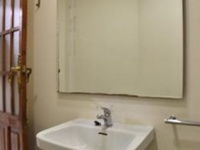 Se alquila habitación en piso de 8 habitaciones en Valencia