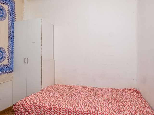 Se alquila habitación en piso de 8 habitaciones en Argüelles, Madrid