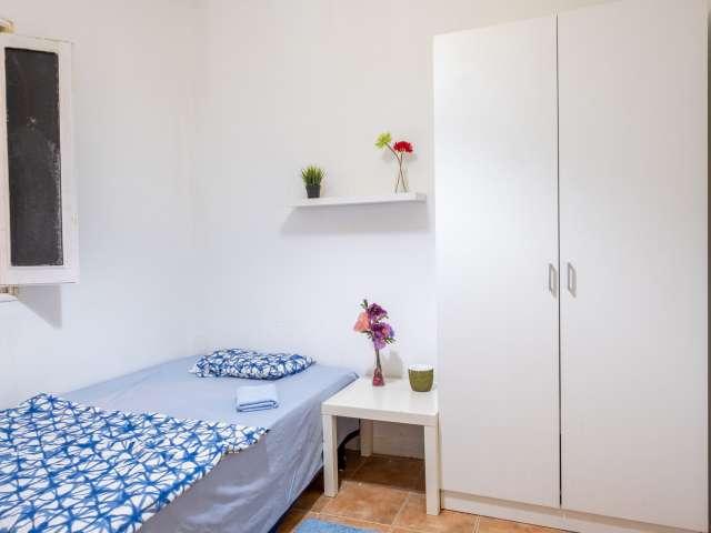 Se alquila habitación en piso de 8 habitaciones en Argüelles, Madrid