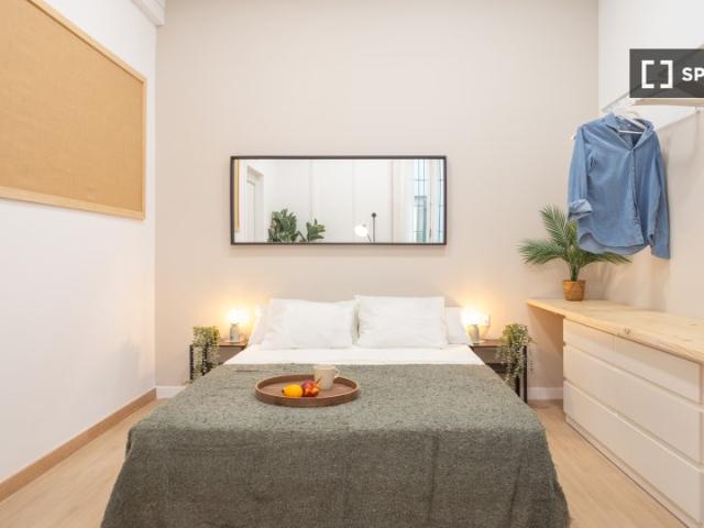 Se alquila habitación en piso compartido en La Dreta de l'Eixample