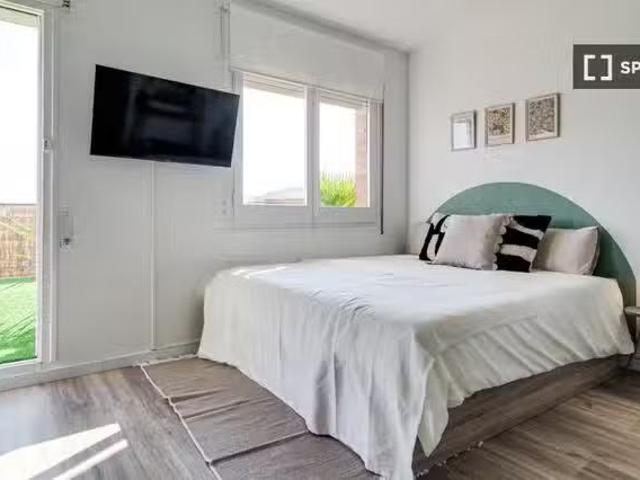 Se alquila habitación en piso de 8 habitaciones en Barcelona