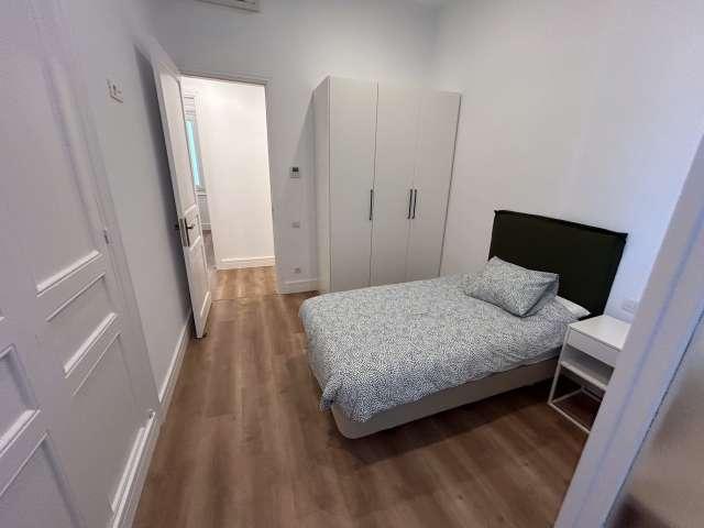 Se alquila habitación en piso de 8 habitaciones en Barcelona