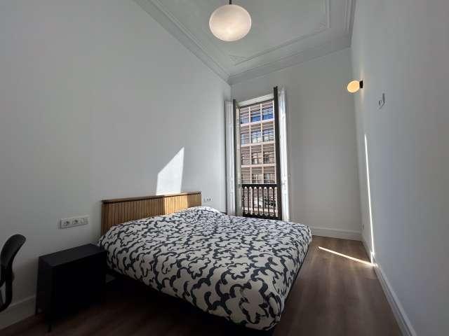 Se alquila habitación en piso de 8 habitaciones en Barcelona