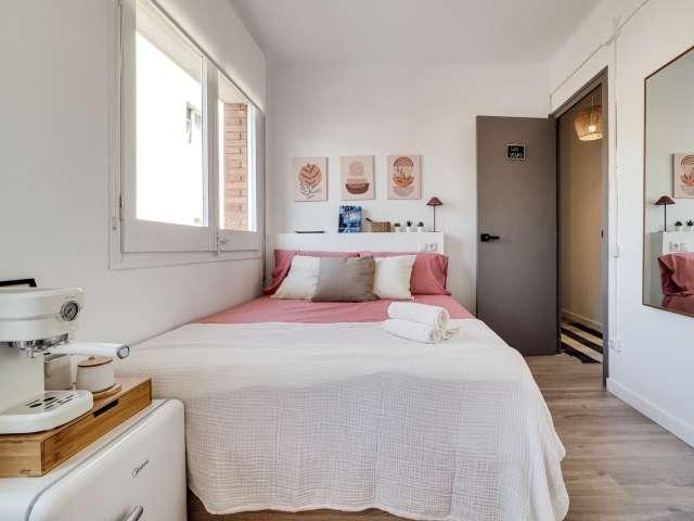 Se alquila habitación en piso de 8 habitaciones en Barcelona
