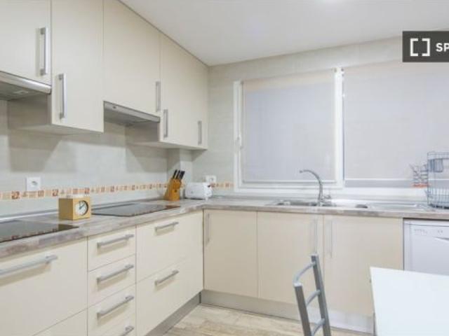 Se alquila habitación en piso de 8 habitaciones en Centro