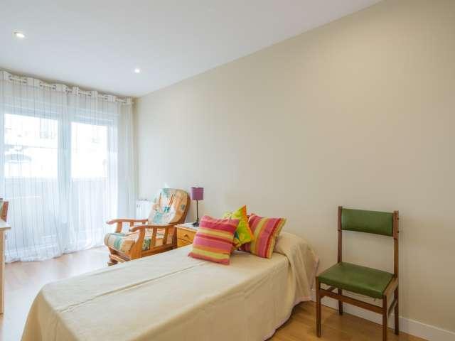 Se alquila habitación en piso de 8 habitaciones en Centro, Madrid