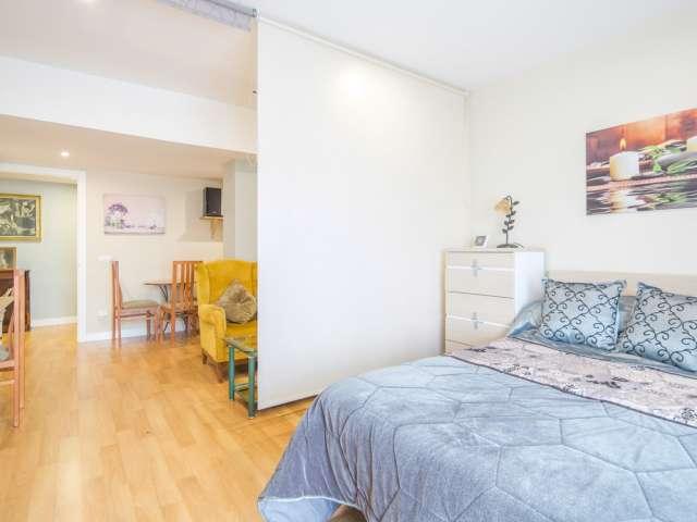 Se alquila habitación en piso de 8 habitaciones en Centro, Madrid