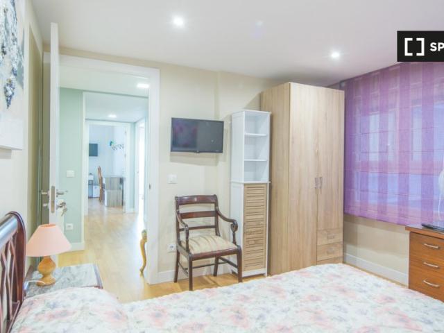 Se alquila habitación en piso de 8 habitaciones en Centro, Madrid