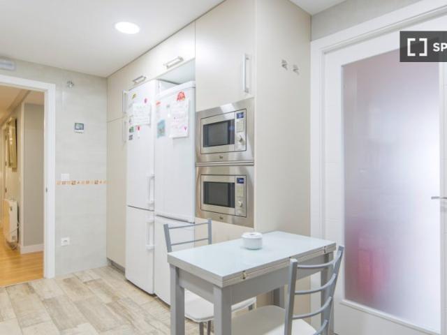 Se alquila habitación en piso de 8 habitaciones en Centro, Madrid