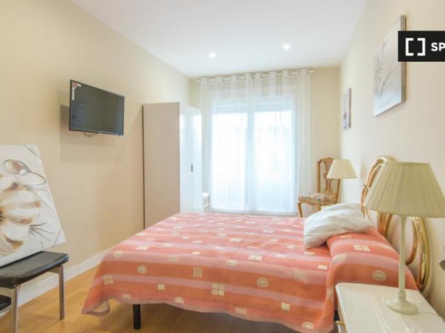 Se alquila habitación en piso de 8 habitaciones en Centro, Madrid