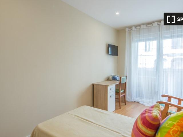Se alquila habitación en piso de 8 habitaciones en Centro, Madrid