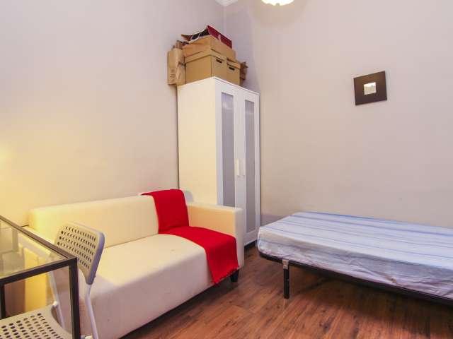 Se alquila habitación en piso de 8 habitaciones en Ciutat Vella