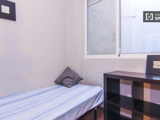 Se alquila habitación en piso de 8 habitaciones en Ciutat Vella