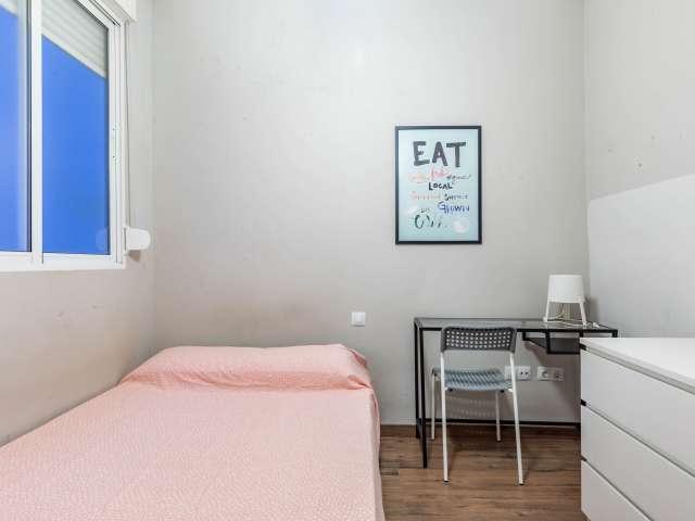Se alquila habitación en piso de 8 habitaciones en Ciutat Vella