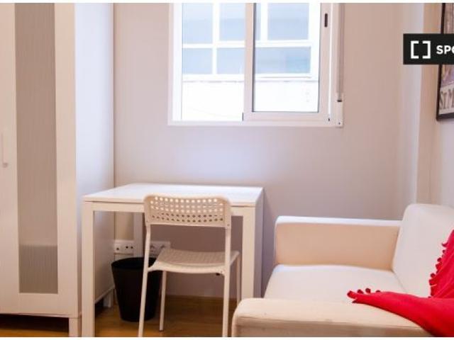 Se alquila habitación en piso de 8 habitaciones en Ciutat Vella