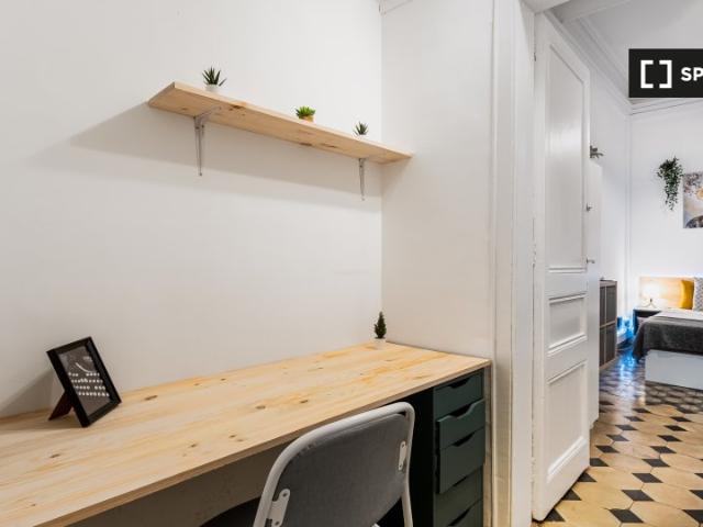 Se alquila habitación en piso de 8 habitaciones en El Born, Barcelona