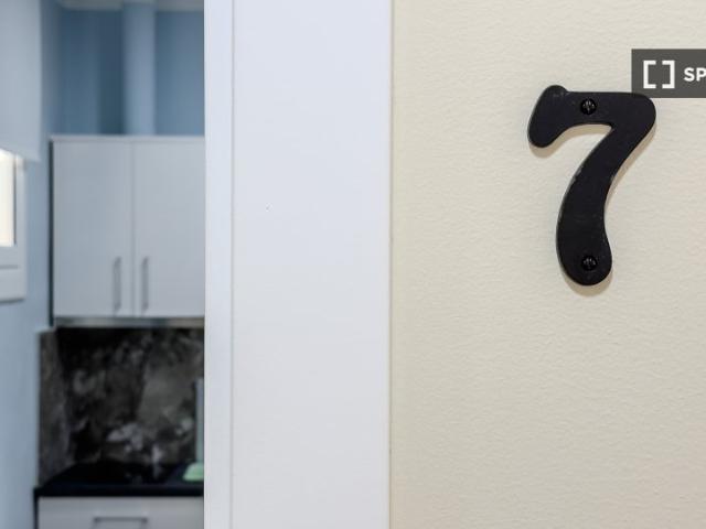 Se alquila habitación en piso de 8 habitaciones en El Raval, Barcelona