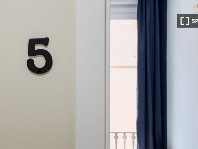 Se alquila habitación en piso de 8 habitaciones en El Raval, Barcelona