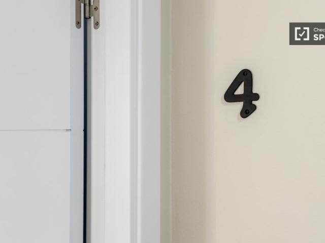 Se alquila habitación en piso de 8 habitaciones en El Raval, Barcelona