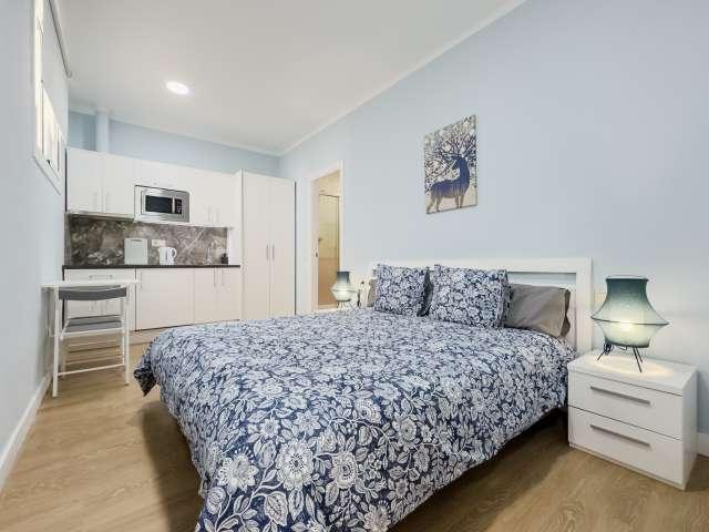 Se alquila habitación en piso de 8 habitaciones en El Raval, Barcelona