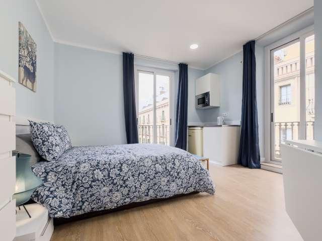 Se alquila habitación en piso de 8 habitaciones en El Raval, Barcelona