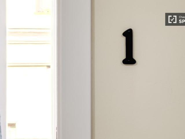 Se alquila habitación en piso de 8 habitaciones en El Raval, Barcelona