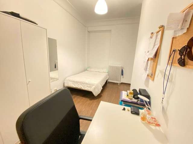 Se alquila habitación en piso de 8 habitaciones en Gran Vía, Madrid