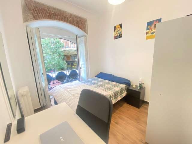 Se alquila habitación en piso de 8 habitaciones en Gran Vía, Madrid