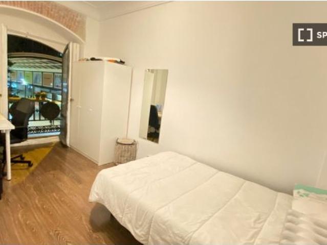 Se alquila habitación en piso de 8 habitaciones en Gran Vía, Madrid