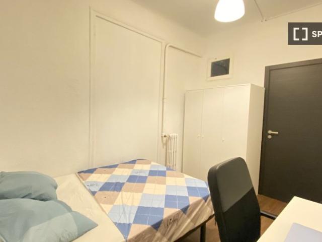 Se alquila habitación en piso de 8 habitaciones en Gran Vía, Madrid